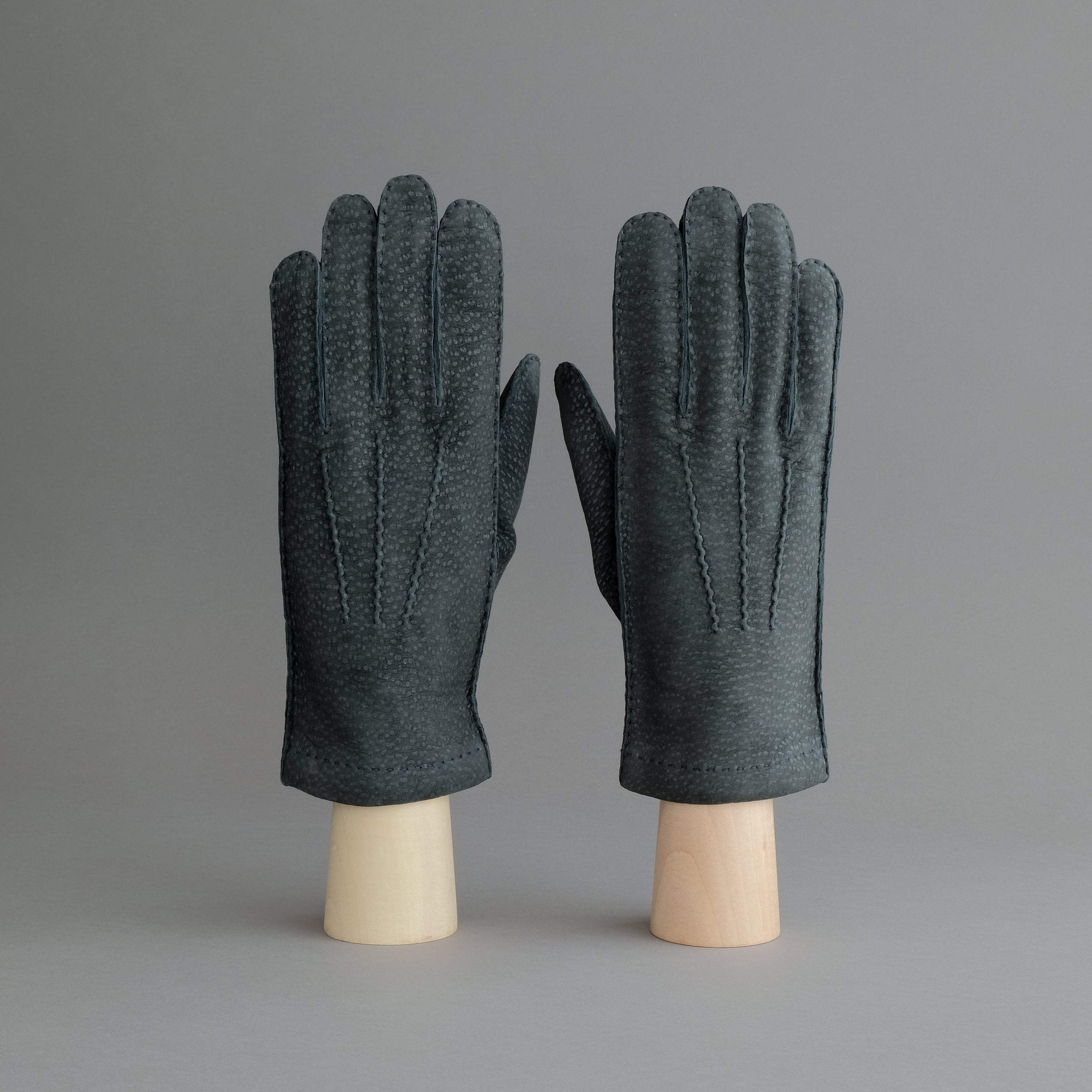 Gentlemen&#39;s Gloves from Grey Carpincho Leather Lined With Cashmere - TR Handschuhe Wien - Thomas Riemer Handmade Gloves