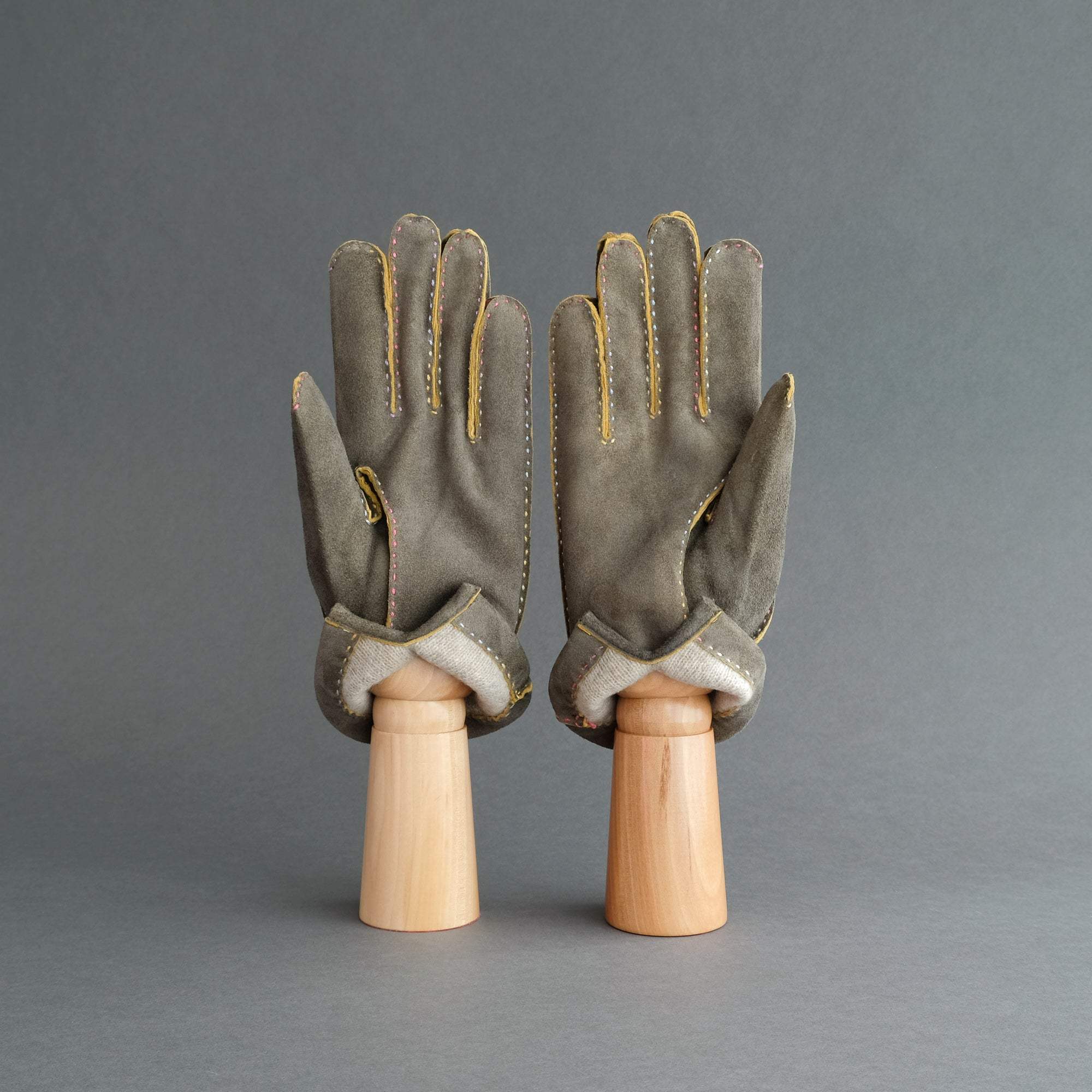 Gentlemen's Gloves from Grey Goatskin Lined with Cashmere - TR Handschuhe Wien - Thomas Riemer Handmade Gloves