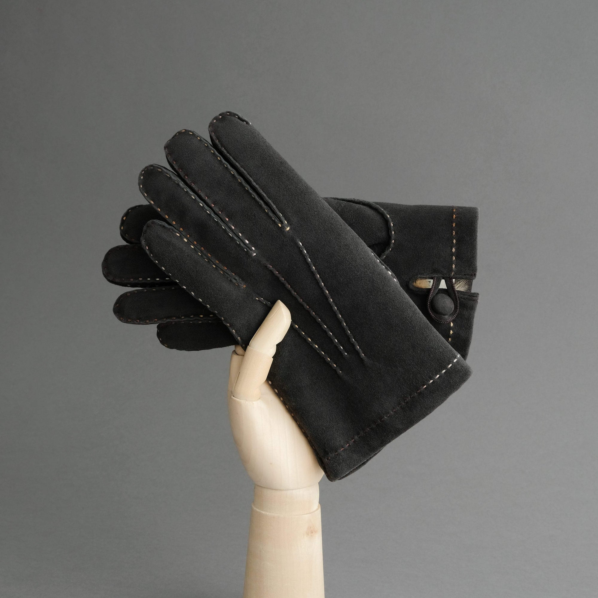 Gentlemen&#39;s Gloves from Grey Reindeer Suede Lined with Orylag Fur - TR Handschuhe Wien - Thomas Riemer Handmade Gloves