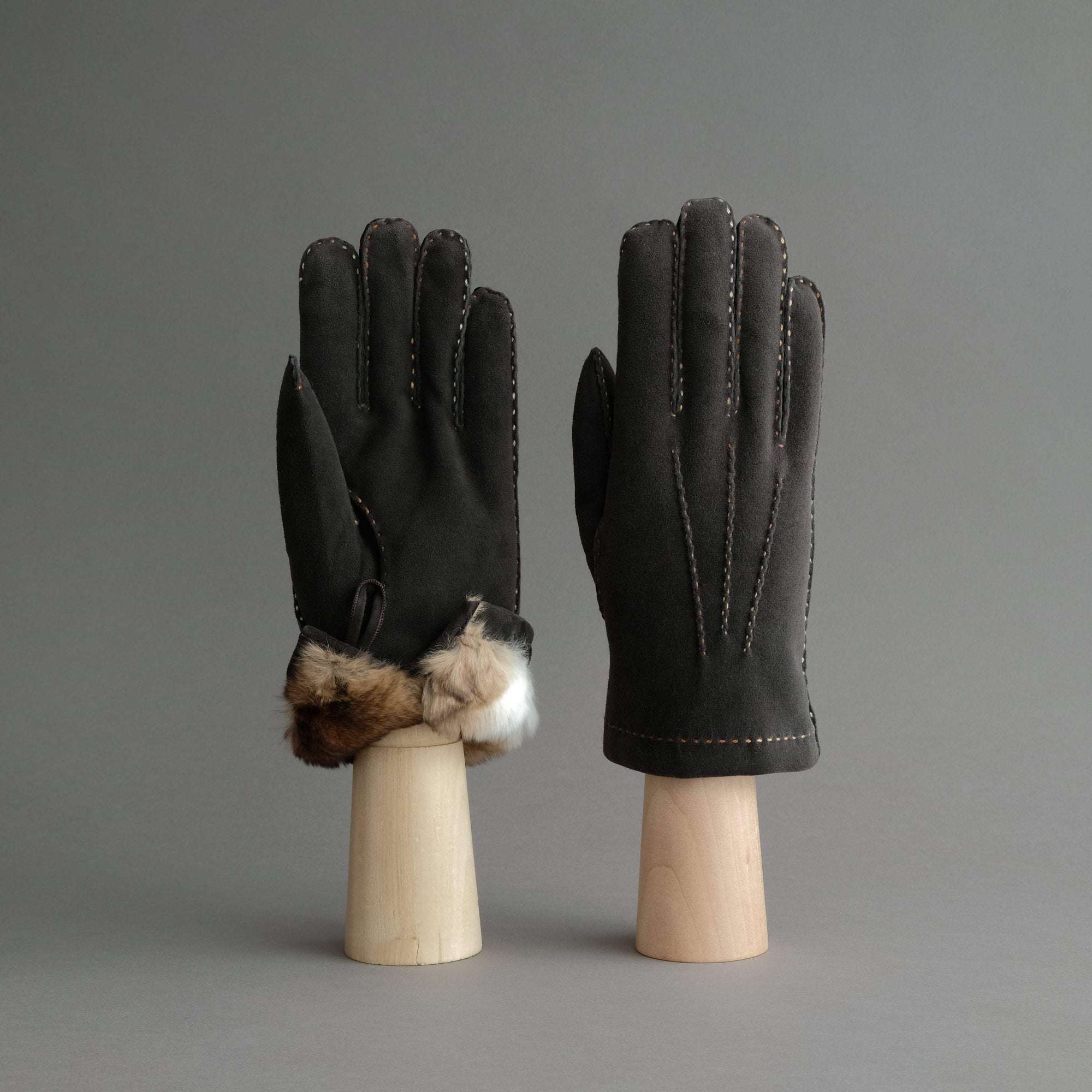 Gentlemen&#39;s Gloves from Grey Reindeer Suede Lined with Orylag Fur - TR Handschuhe Wien - Thomas Riemer Handmade Gloves