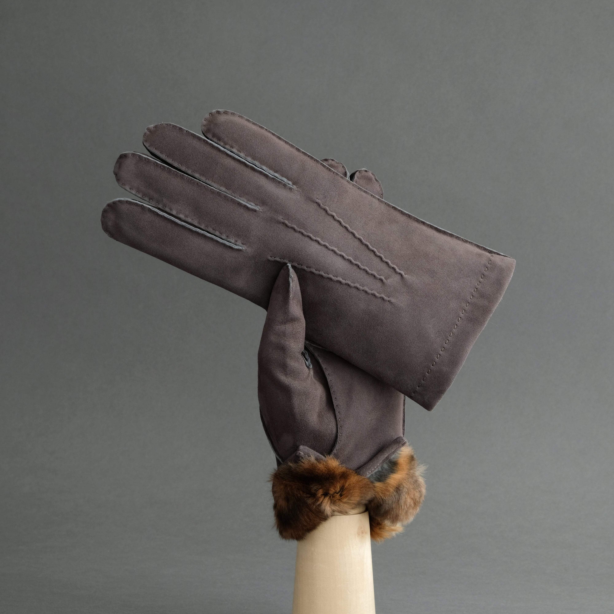 Gentlemen&#39;s Gloves from Grey Reindeer Suede Lined with Orylag Fur - TR Handschuhe Wien - Thomas Riemer Handmade Gloves