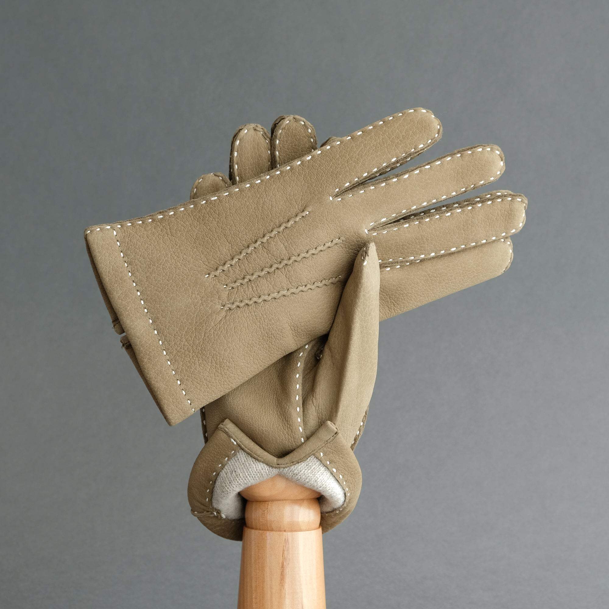 Gentlemen&#39;s Gloves from Spinach Calfskin Lined with Cashmere - TR Handschuhe Wien - Thomas Riemer Handmade Gloves