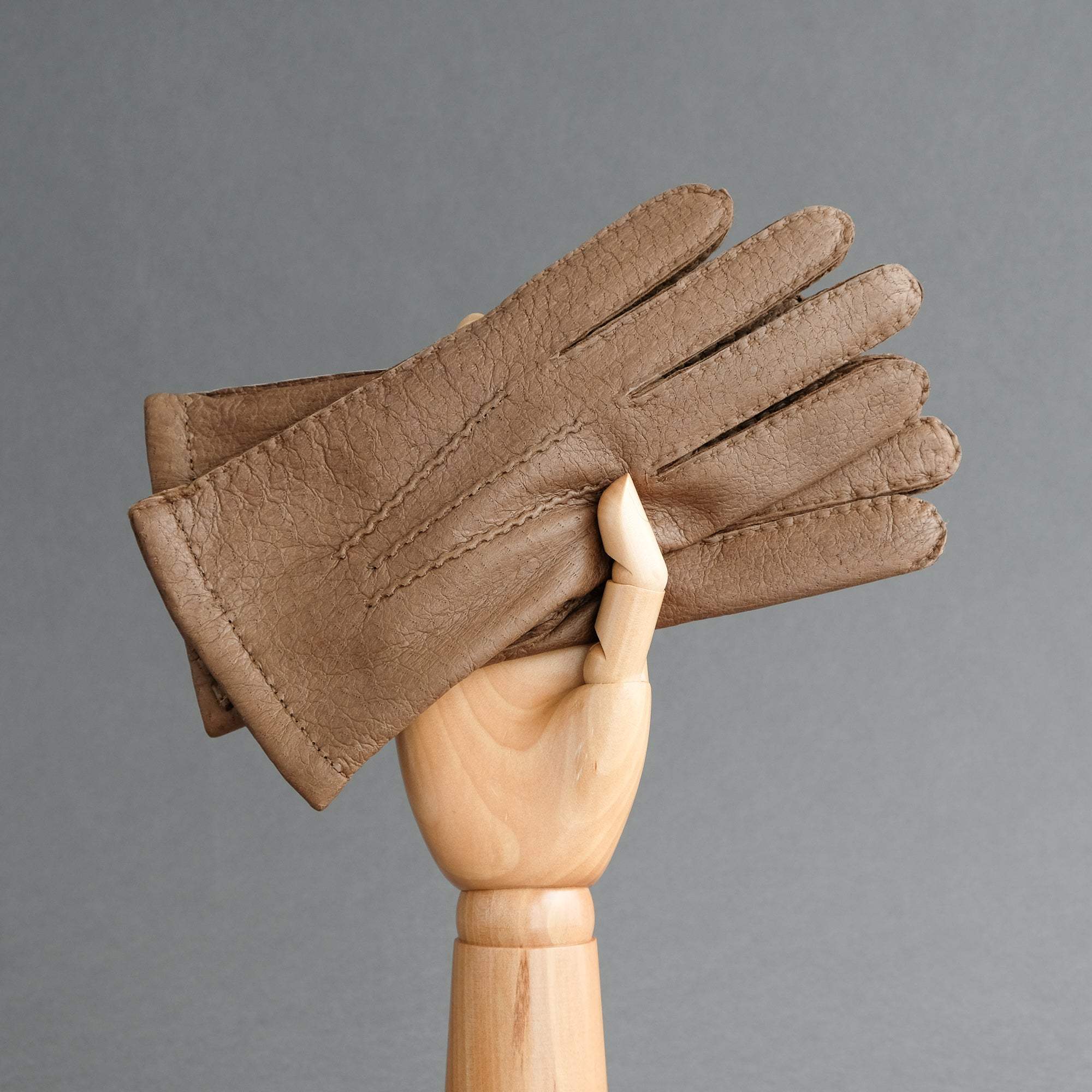 Gentlemen's Gloves from Taupe Peccary Lined with Cashmere - TR Handschuhe Wien - Thomas Riemer Handmade Gloves