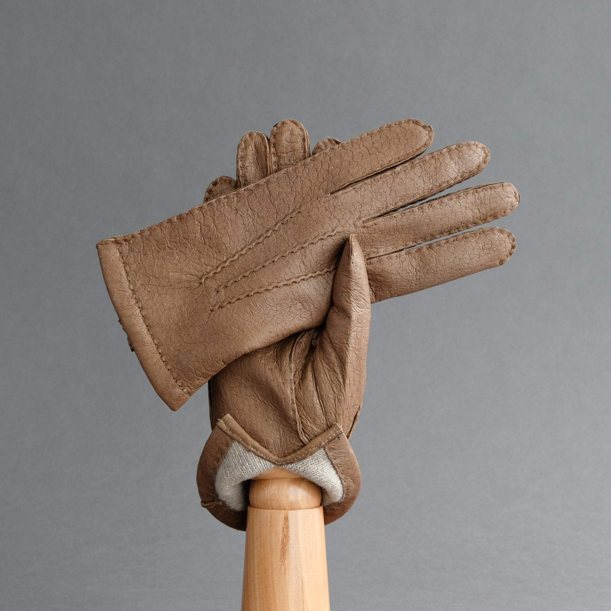 Gentlemen&#39;s Gloves from Taupe Peccary Lined with Cashmere - TR Handschuhe Wien - Thomas Riemer Handmade Gloves