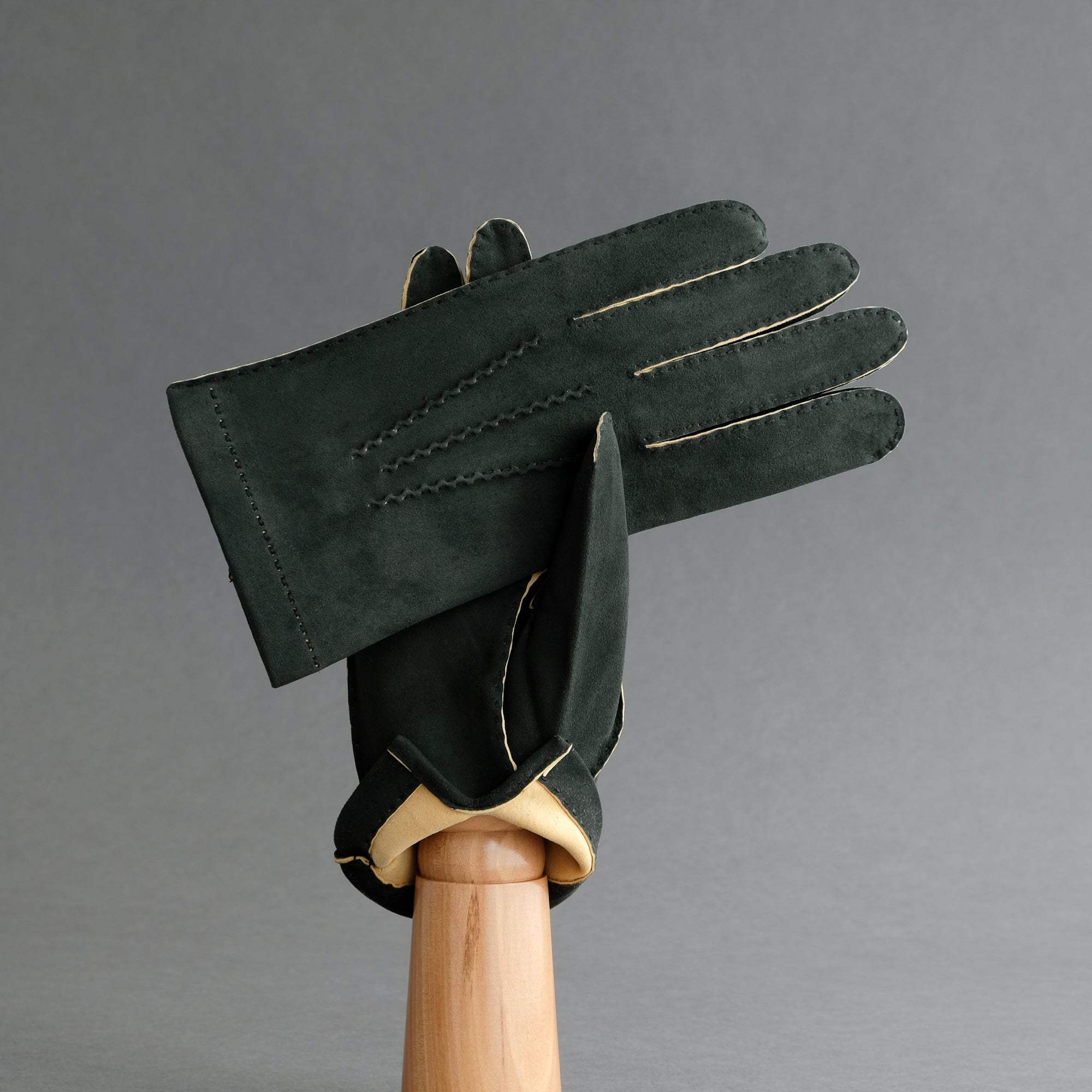 Gentlemen&#39;s Hand Sewn Unlined Gloves from Black/Green Doeskin - TR Handschuhe Wien - Thomas Riemer Handmade Gloves