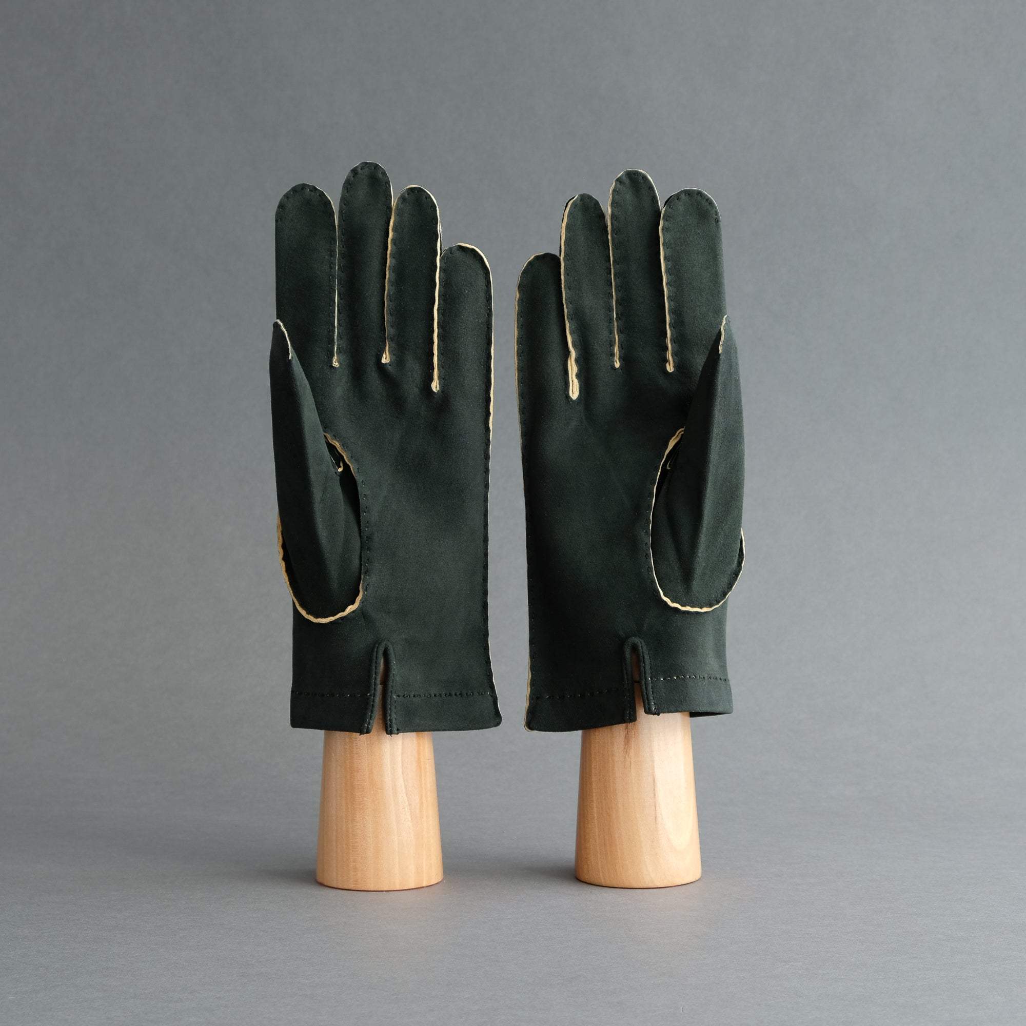 Gentlemen&#39;s Hand Sewn Unlined Gloves from Black/Green Doeskin - TR Handschuhe Wien - Thomas Riemer Handmade Gloves
