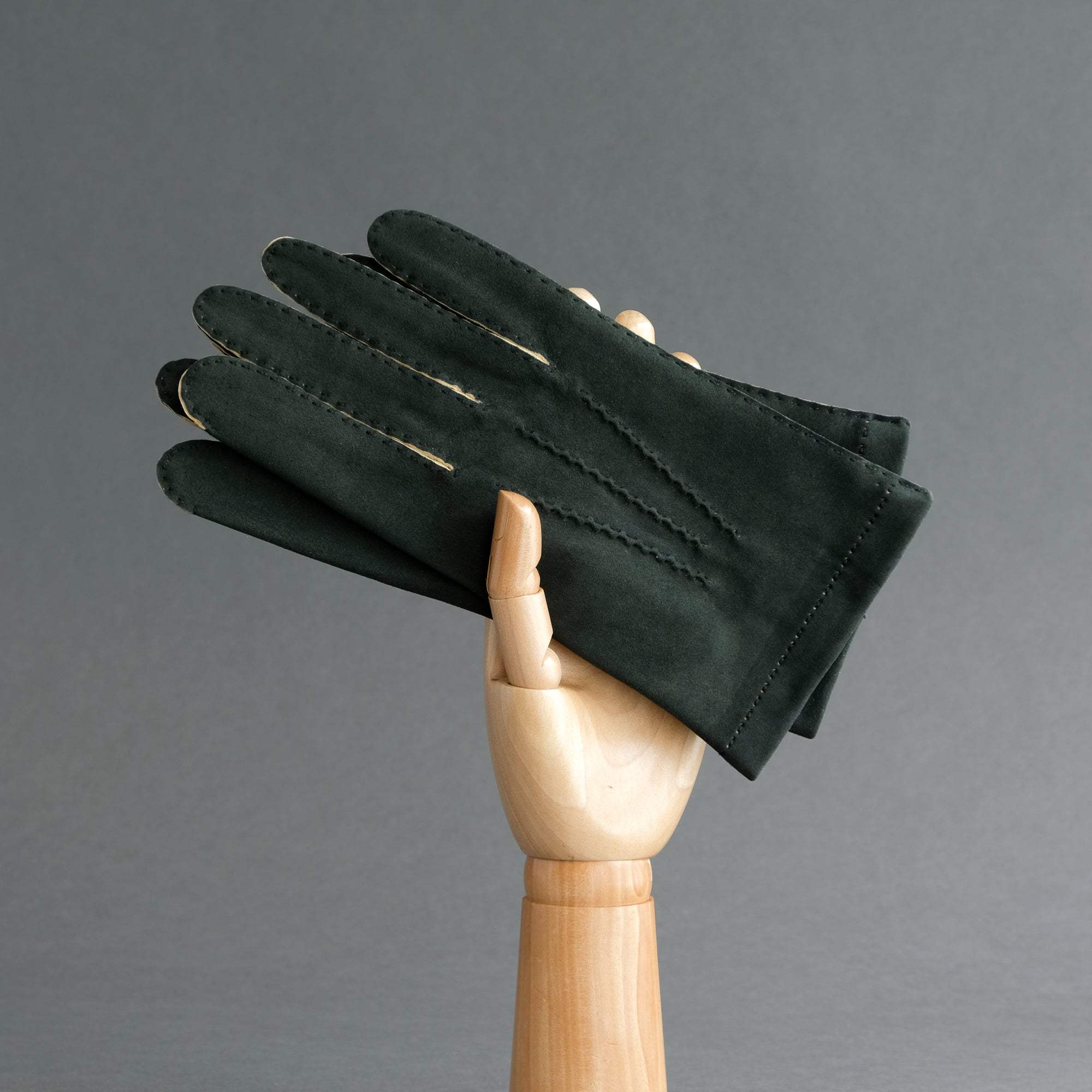 Gentlemen&#39;s Hand Sewn Unlined Gloves from Black/Green Doeskin - TR Handschuhe Wien - Thomas Riemer Handmade Gloves