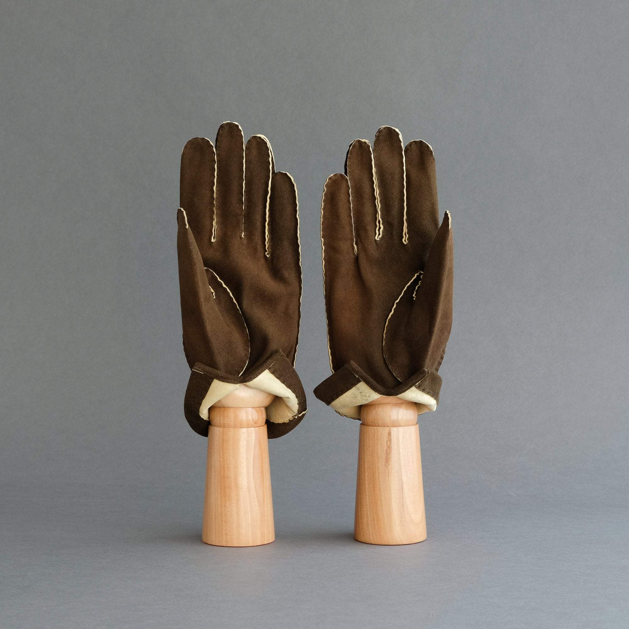 Gentlemen&#39;s Hand Sewn Unlined Gloves from Dark Brown Doeskin - TR Handschuhe Wien - Thomas Riemer Handmade Gloves