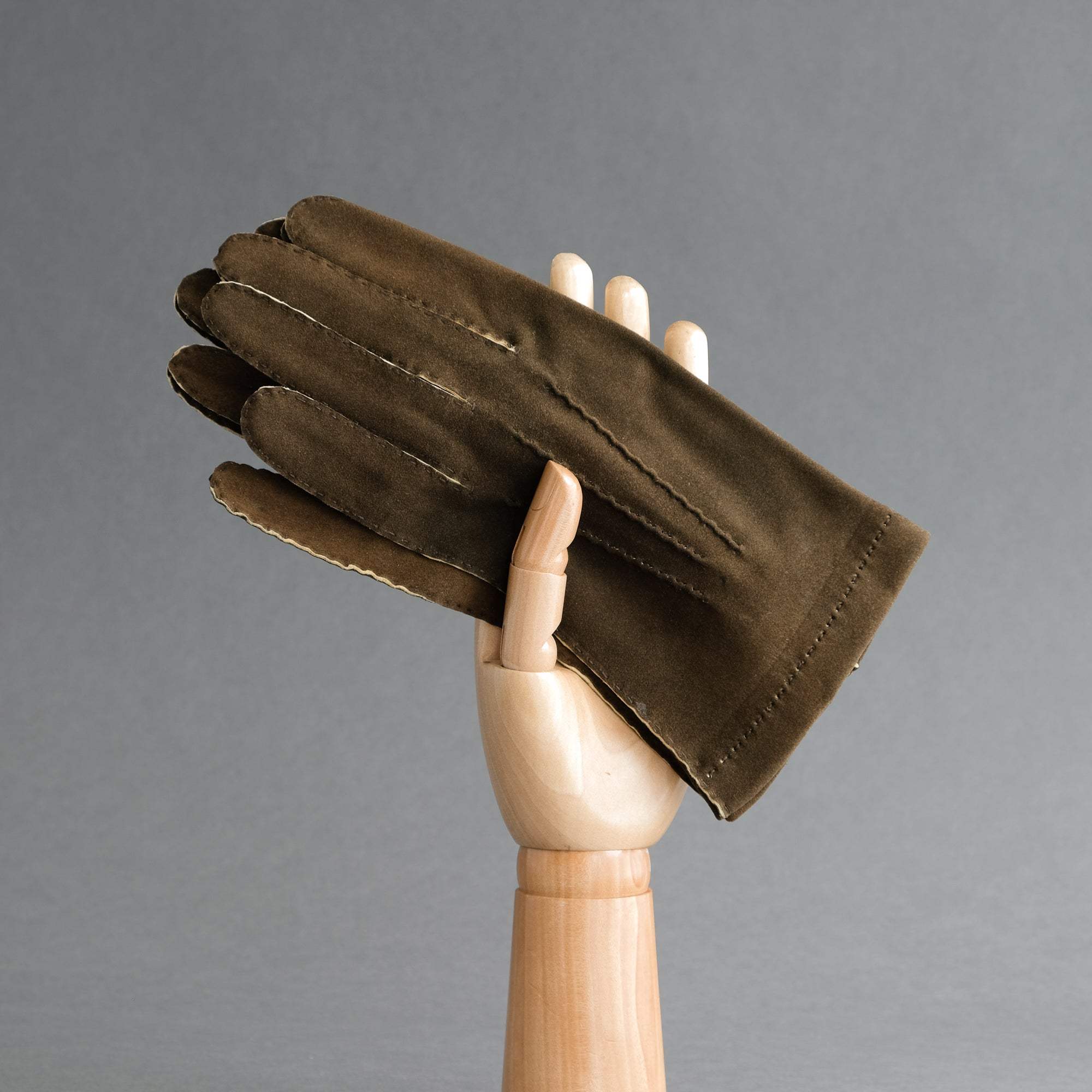 Gentlemen&#39;s Hand Sewn Unlined Gloves from Dark Brown Doeskin - TR Handschuhe Wien - Thomas Riemer Handmade Gloves