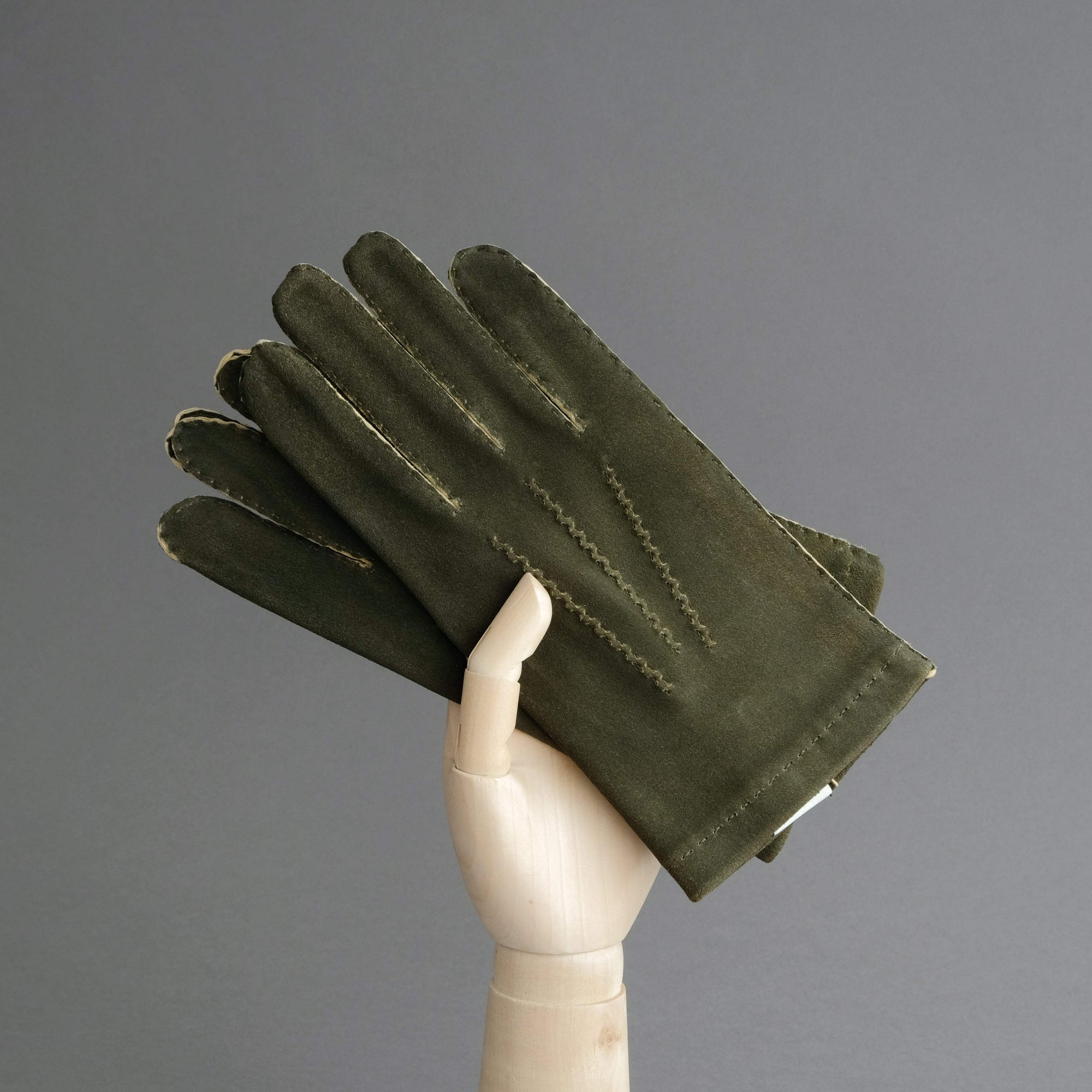 Gentlemen&#39;s Hand Sewn Unlined Gloves from Green Doeskin - TR Handschuhe Wien - Thomas Riemer Handmade Gloves