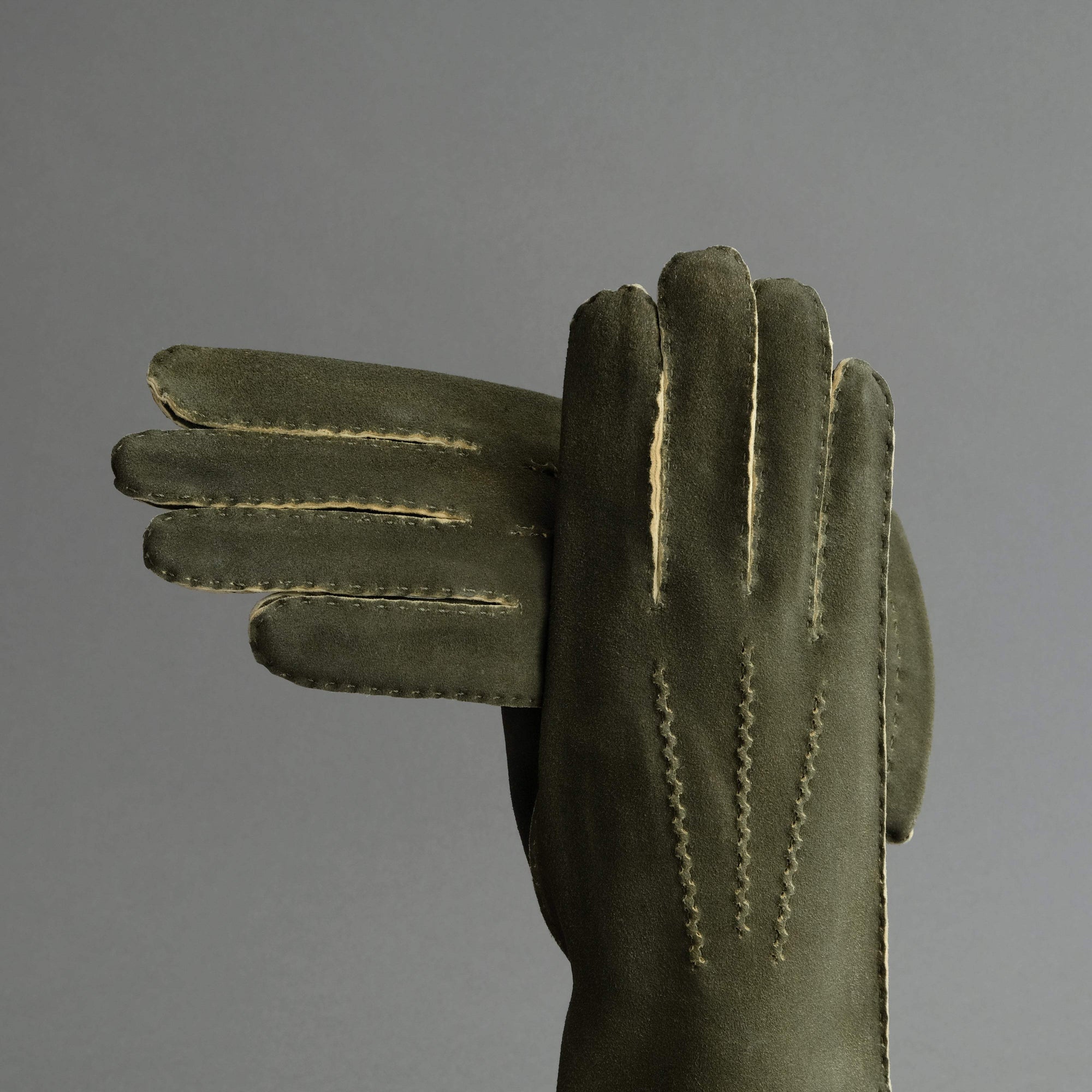 Gentlemen's Hand Sewn Unlined Gloves from Green Doeskin - TR Handschuhe Wien - Thomas Riemer Handmade Gloves