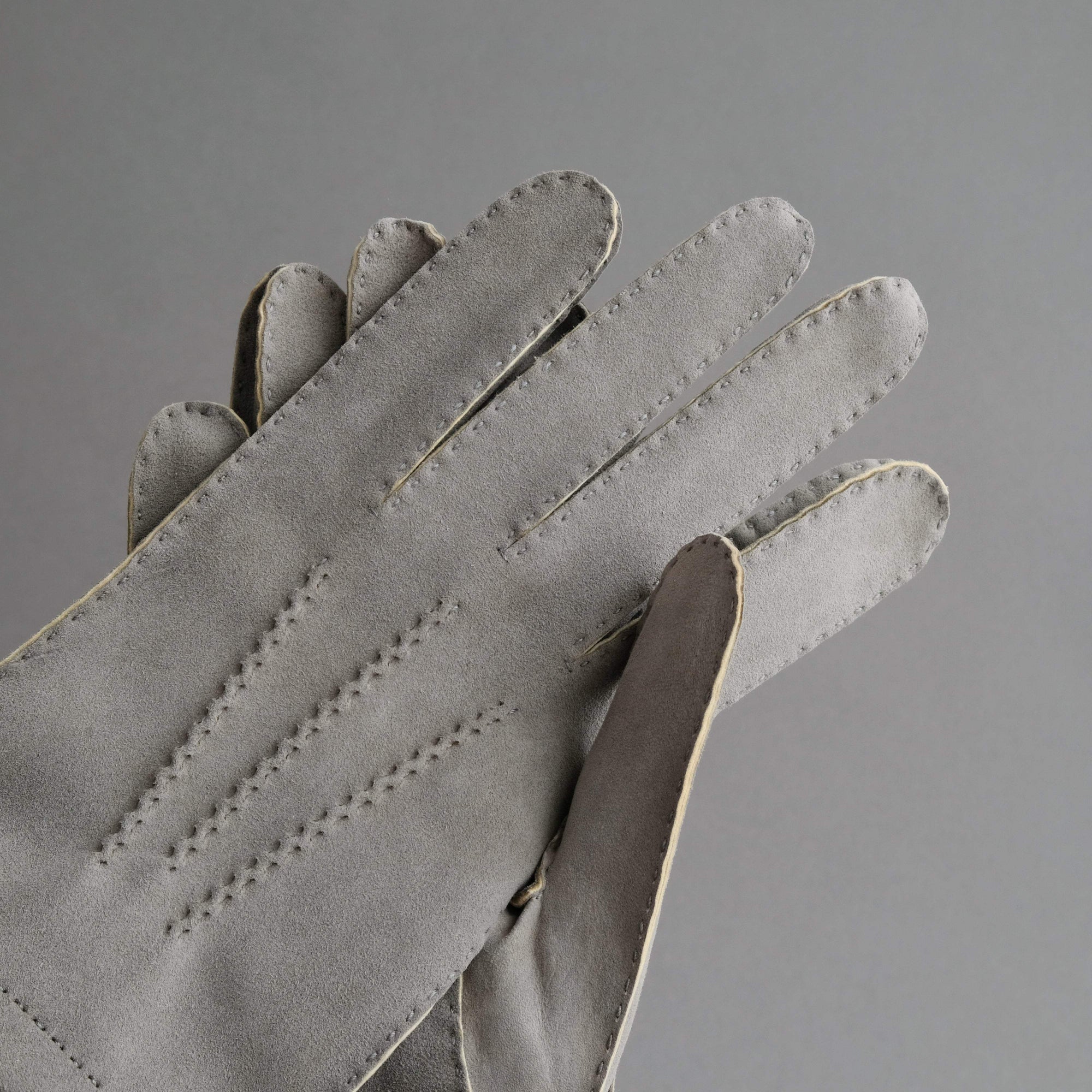 Gentlemen&#39;s Hand Sewn Unlined Gloves from Grey Doeskin - TR Handschuhe Wien - Thomas Riemer Handmade Gloves