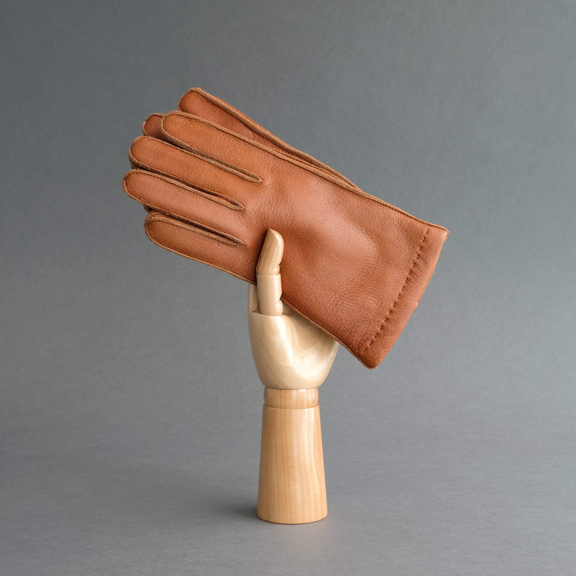 Gentlemen&#39;s Sporty Gloves from Cognac Deerskin Lined with Cashmere - TR Handschuhe Wien - Thomas Riemer Handmade Gloves