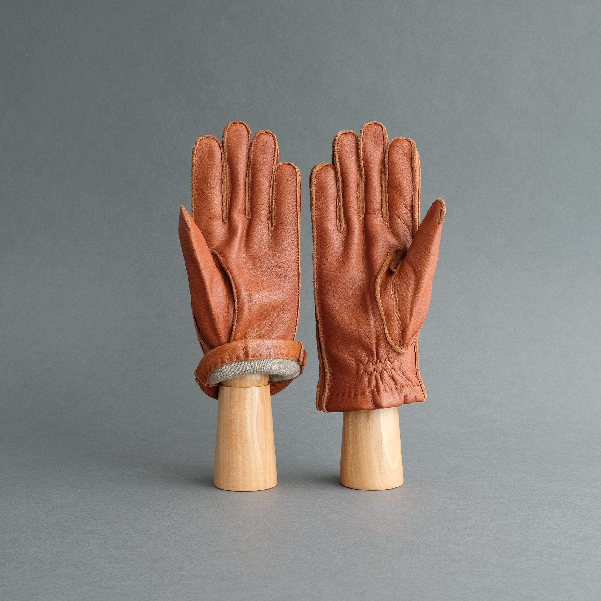 Gentlemen&#39;s Sporty Gloves from Cognac Deerskin Lined with Cashmere - TR Handschuhe Wien - Thomas Riemer Handmade Gloves