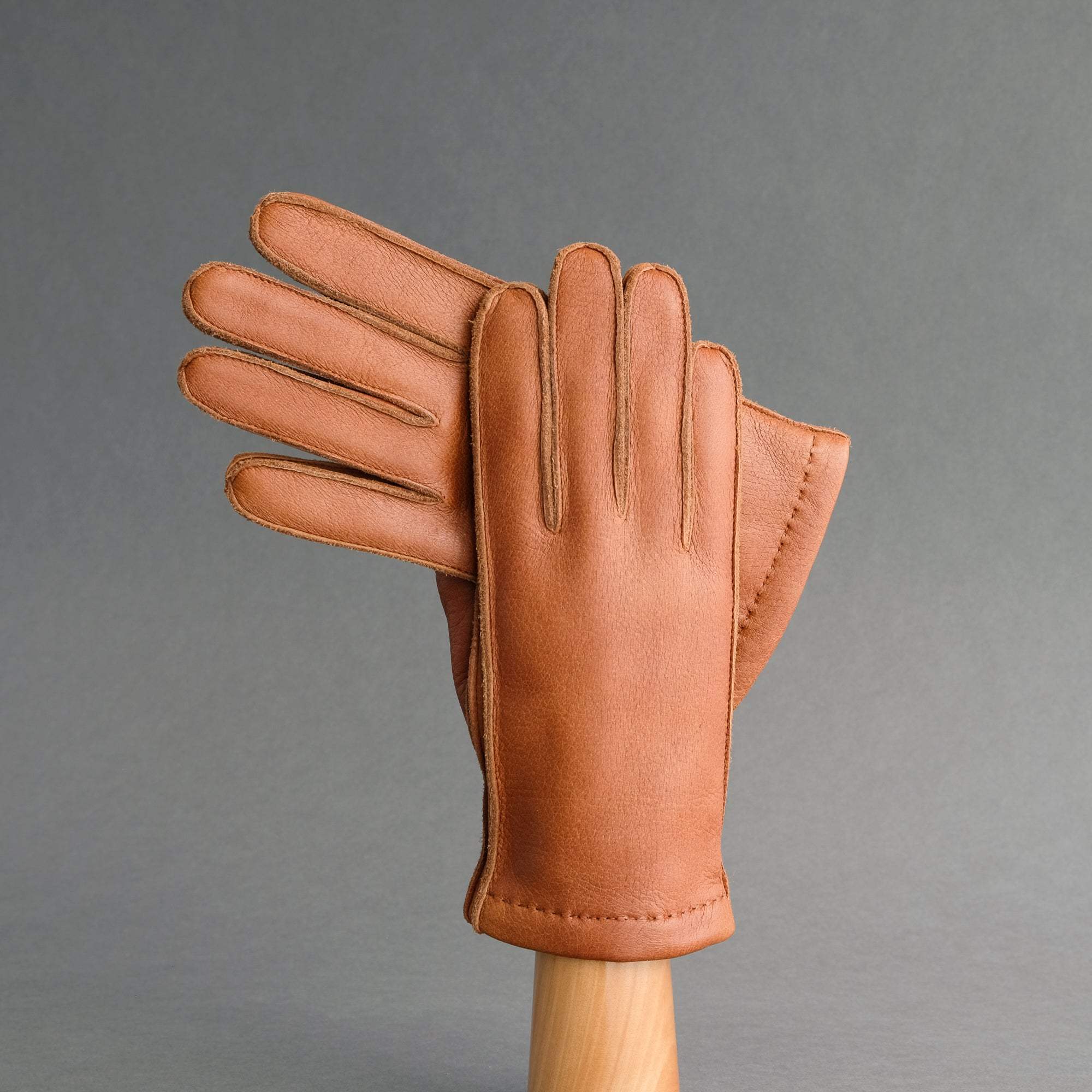 Gentlemen&#39;s Sporty Gloves from Cognac Deerskin Lined with Cashmere - TR Handschuhe Wien - Thomas Riemer Handmade Gloves