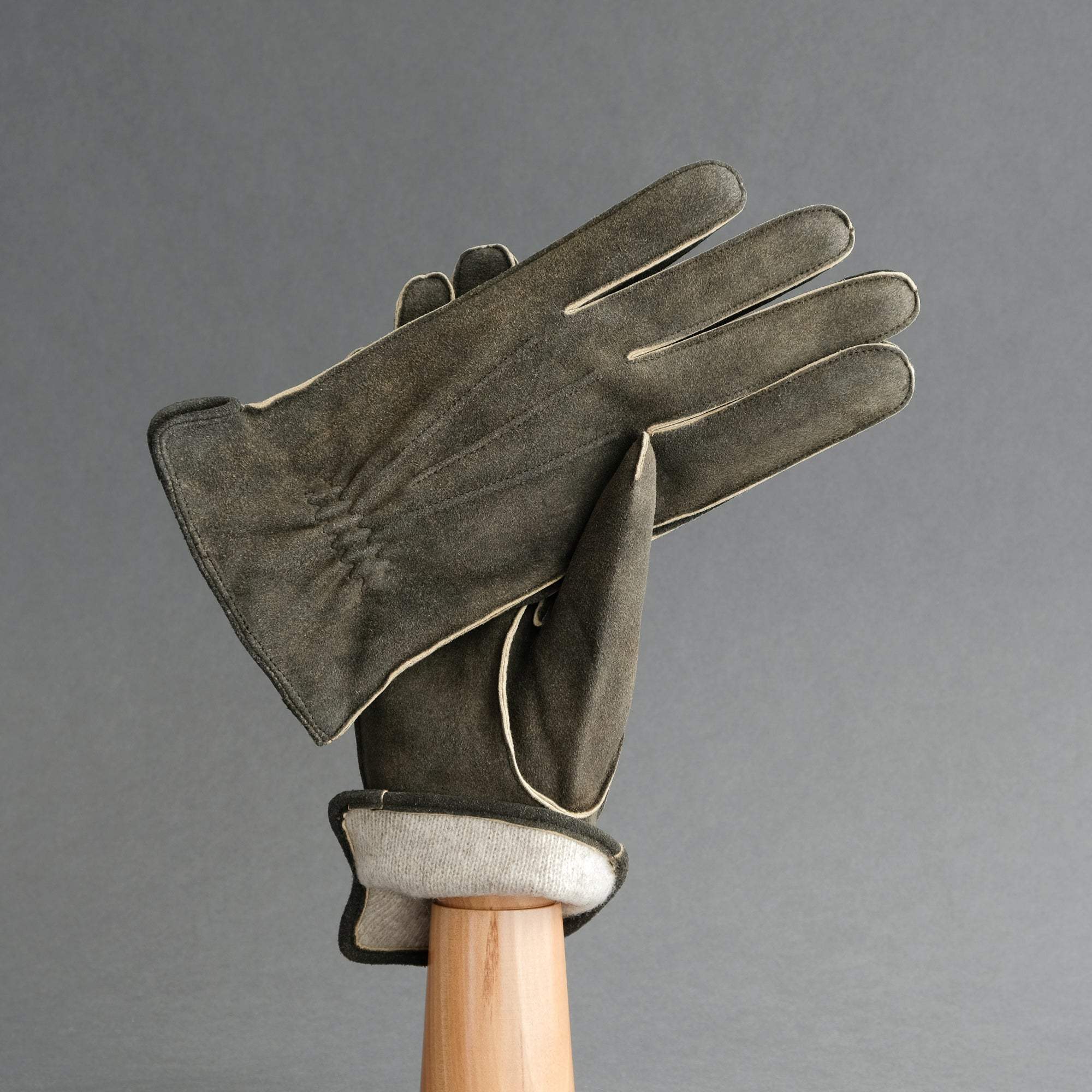 Gentlemen&#39;s Sporty Gloves from Walnut Goatskin Lined with Cashmere - TR Handschuhe Wien - Thomas Riemer Handmade Gloves