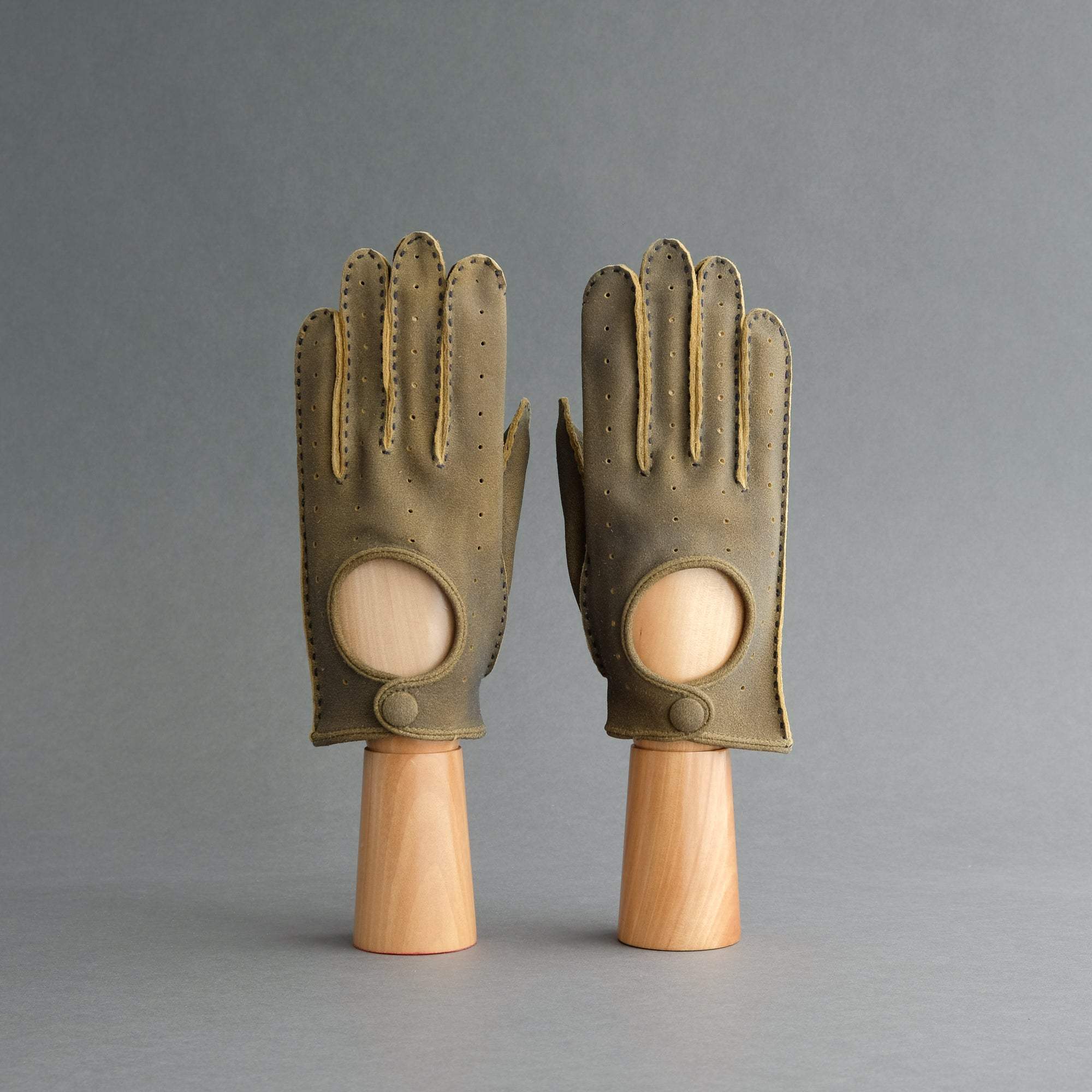 Gentlemen&#39;s Unlined Driving Gloves from Antique Brown Deerskin - TR Handschuhe Wien - Thomas Riemer Handmade Gloves
