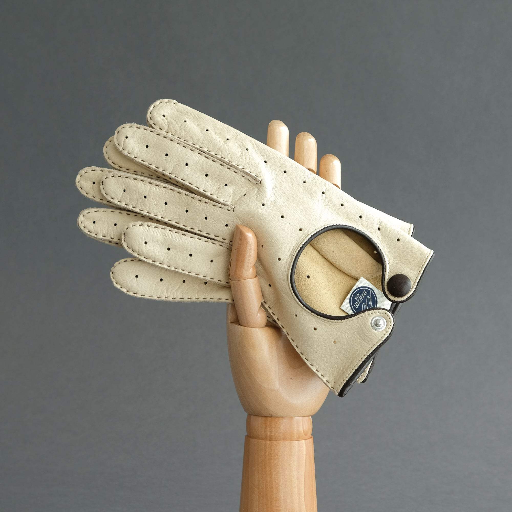 Gentlemen&#39;s Unlined Driving Gloves from Beige Deerskin - TR Handschuhe Wien - Thomas Riemer Handmade Gloves