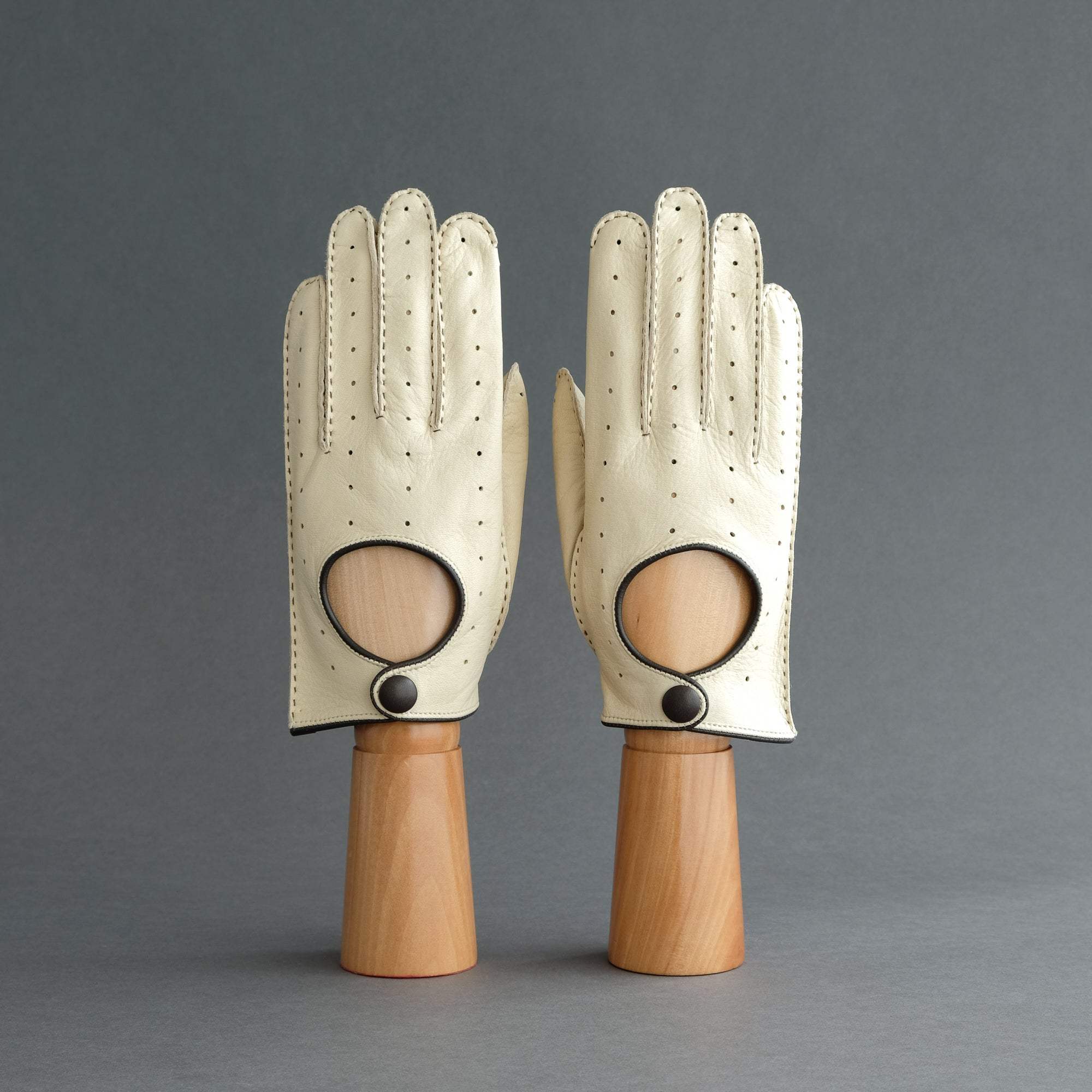 Gentlemen&#39;s Unlined Driving Gloves from Beige Deerskin - TR Handschuhe Wien - Thomas Riemer Handmade Gloves