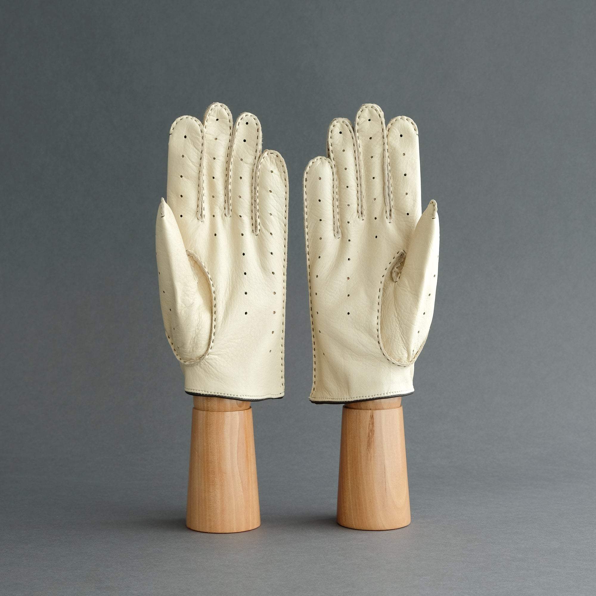 Gentlemen&#39;s Unlined Driving Gloves from Beige Deerskin - TR Handschuhe Wien - Thomas Riemer Handmade Gloves