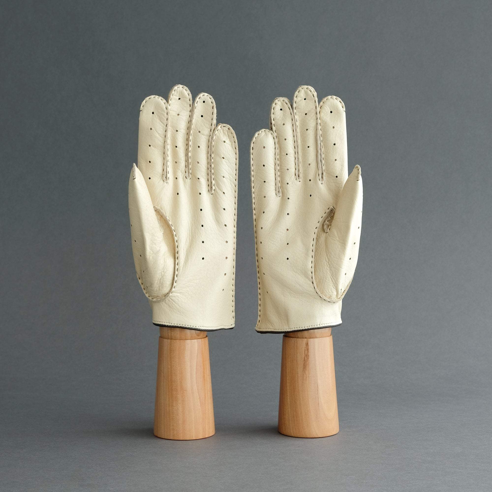 Gentlemen's Unlined Driving Gloves from Beige Deerskin - TR Handschuhe Wien - Thomas Riemer Handmade Gloves