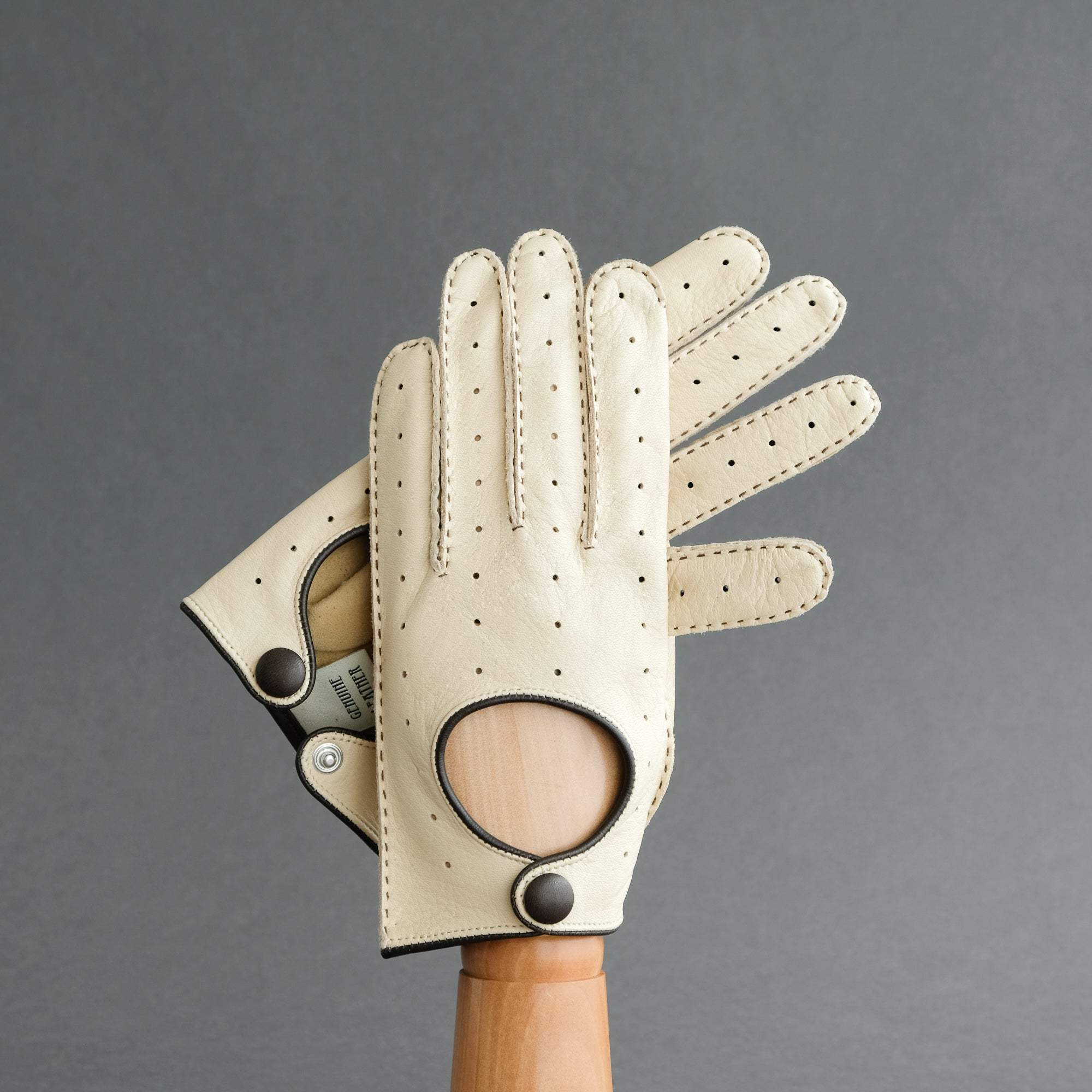 Gentlemen&#39;s Unlined Driving Gloves from Beige Deerskin - TR Handschuhe Wien - Thomas Riemer Handmade Gloves