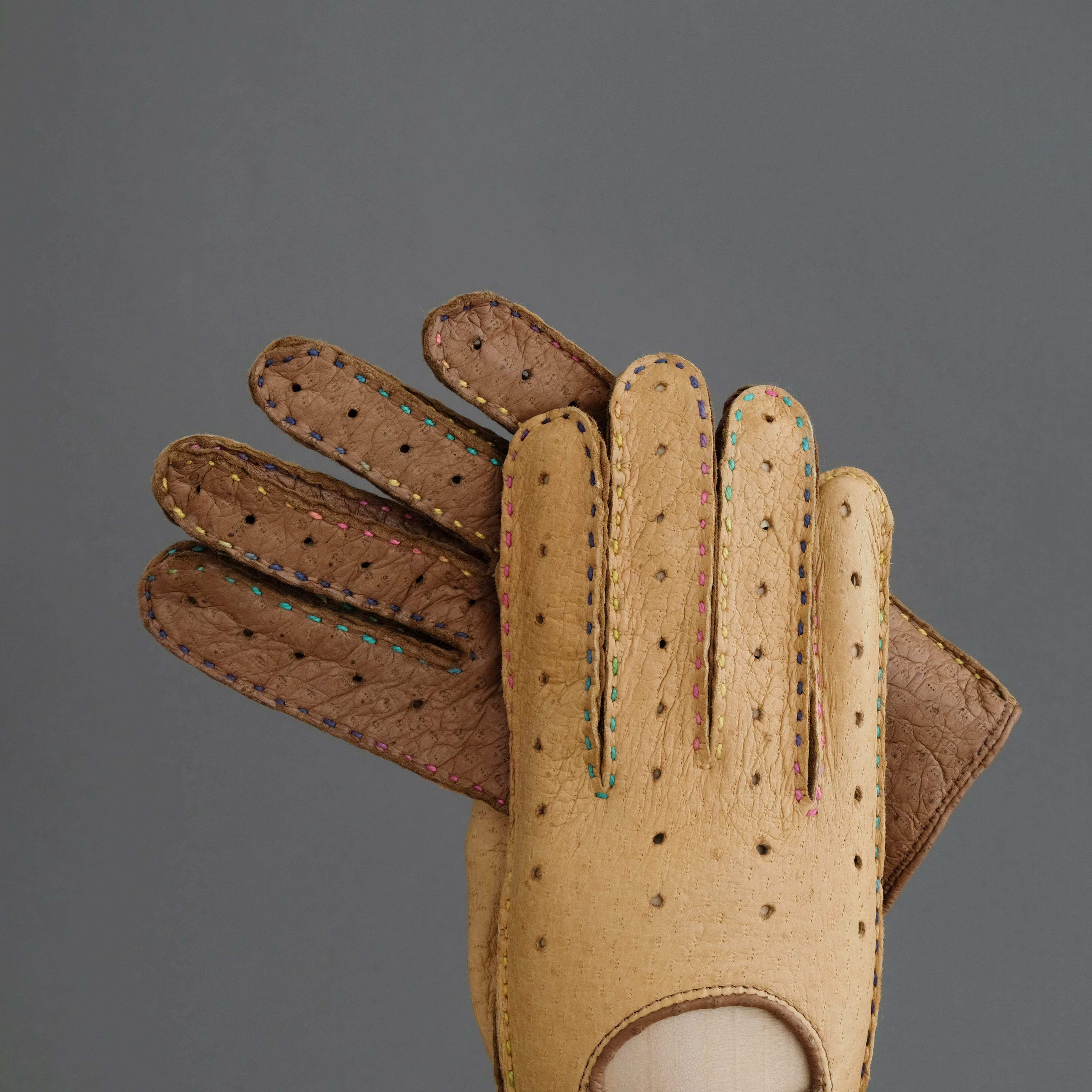 Gentlemen&#39;s Unlined Driving Gloves from Brown/Cognac Peccary - TR Handschuhe Wien - Thomas Riemer Handmade Gloves