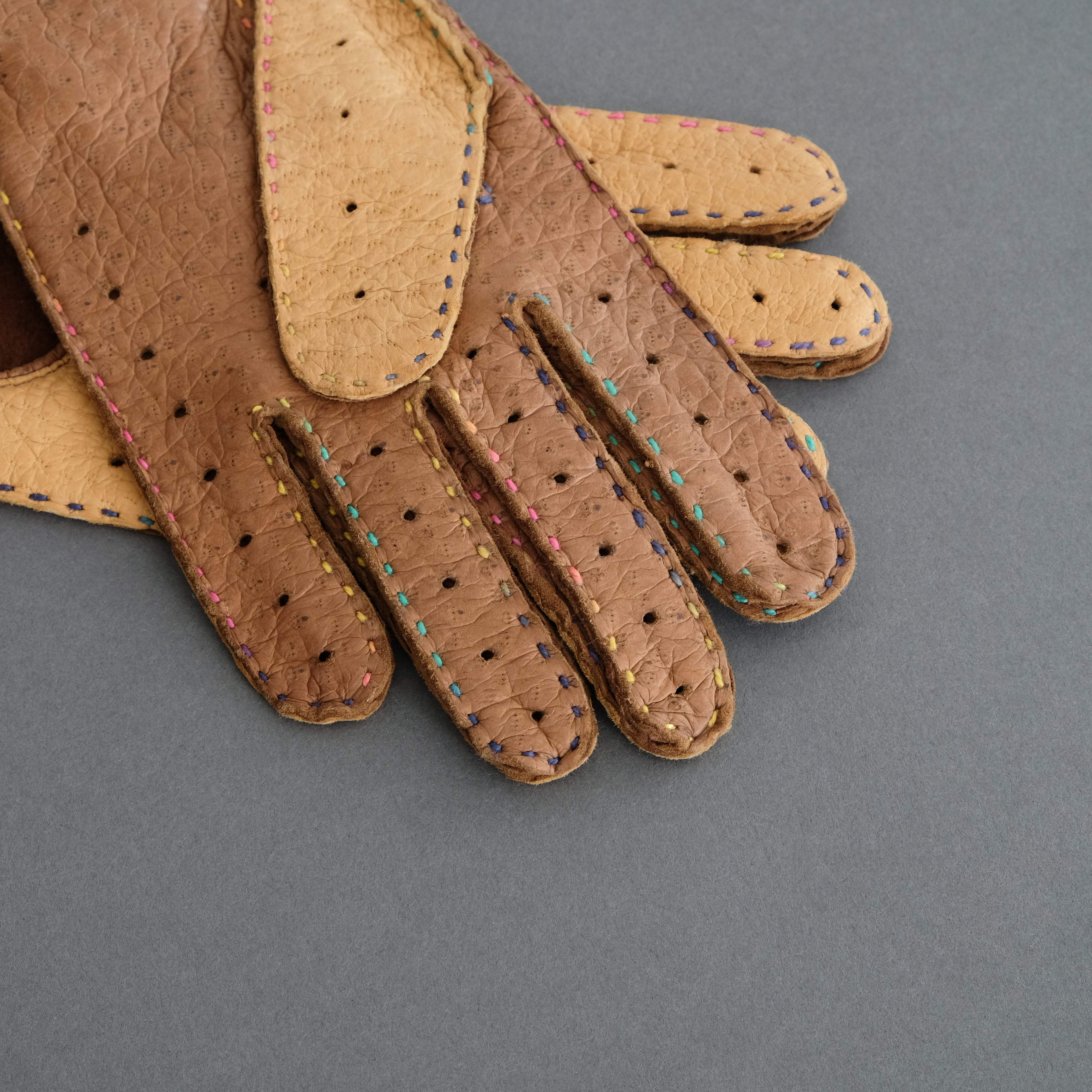 Gentlemen&#39;s Unlined Driving Gloves from Brown/Cognac Peccary - TR Handschuhe Wien - Thomas Riemer Handmade Gloves