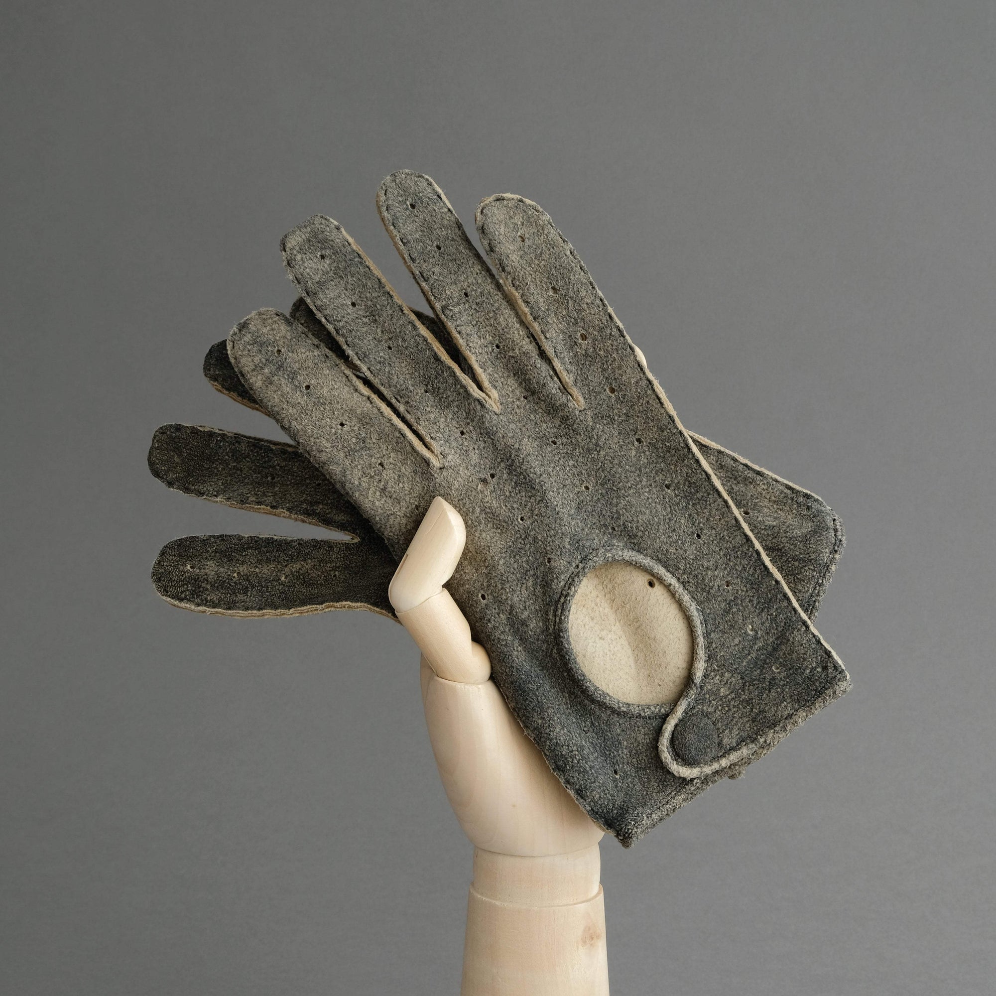 Gentlemen's Unlined Driving Gloves from Walnut Goatskin - TR Handschuhe Wien - Thomas Riemer Handmade Gloves