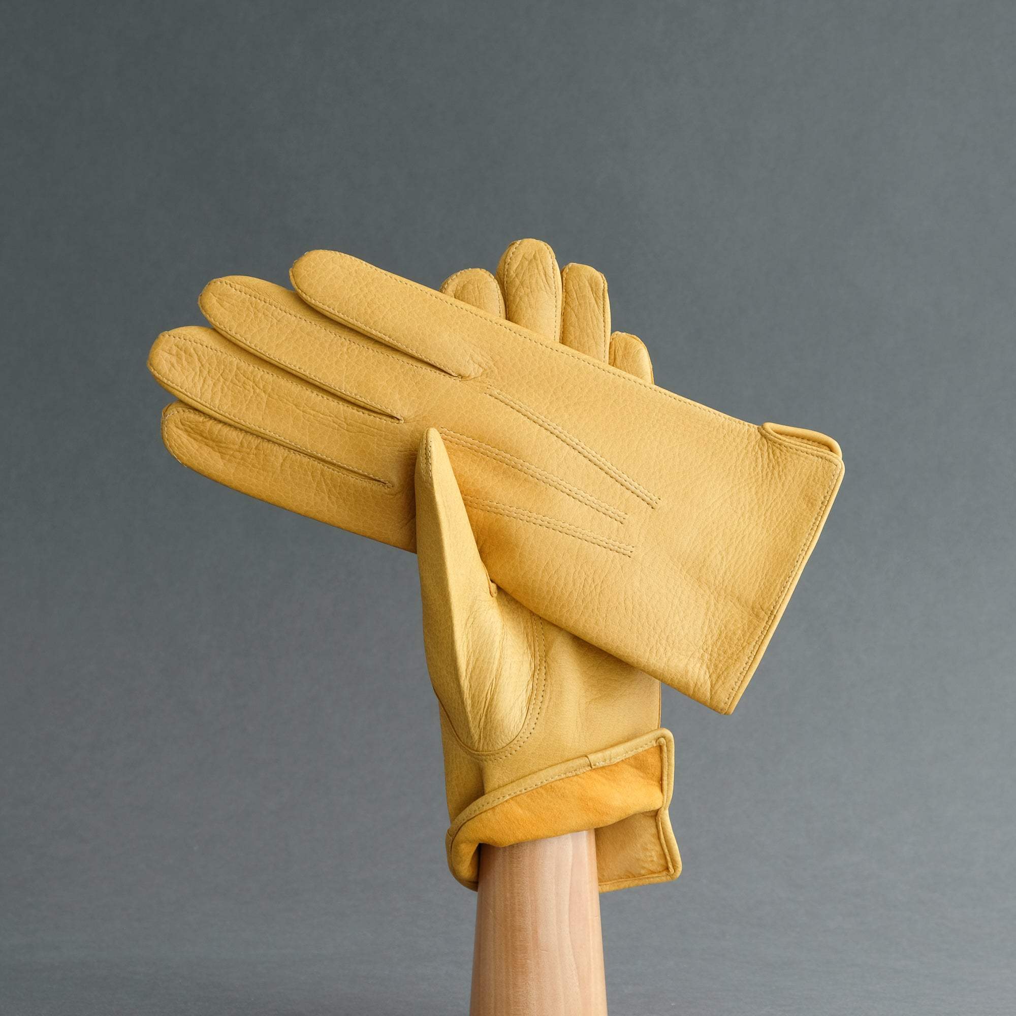 Gentlemen&#39;s Unlined Gloves from Yellow Deerskin - TR Handschuhe Wien - Thomas Riemer Handmade Gloves