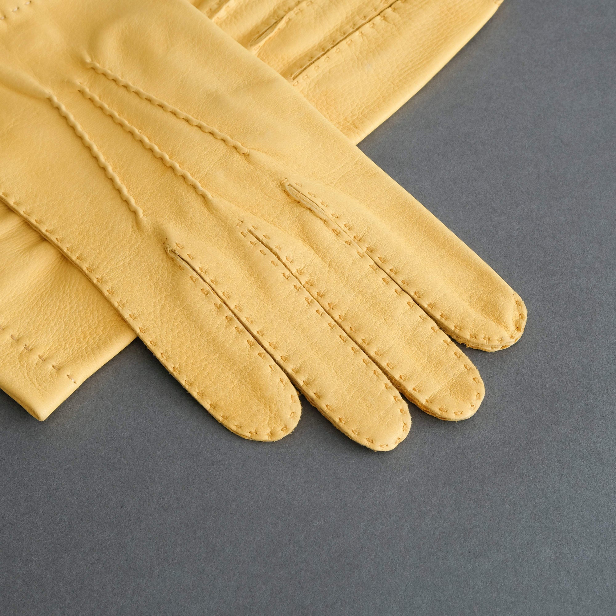 Gentlemen&#39;s Unlined Hand Sewn Gloves from Yellow Deerskin - TR Handschuhe Wien - Thomas Riemer Handmade Gloves