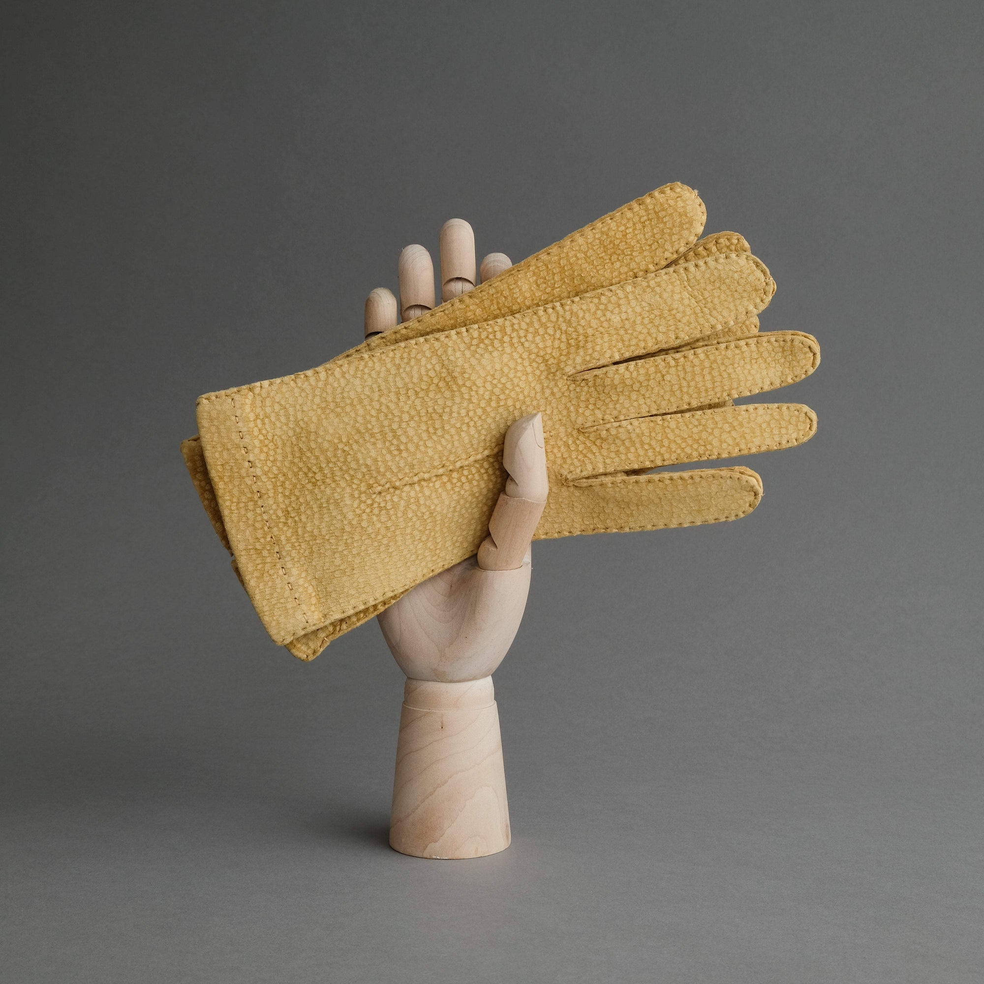 Ladies Dress Gloves from Mustard Carpincho Leather - TR Handschuhe Wien - Thomas Riemer Handmade Gloves