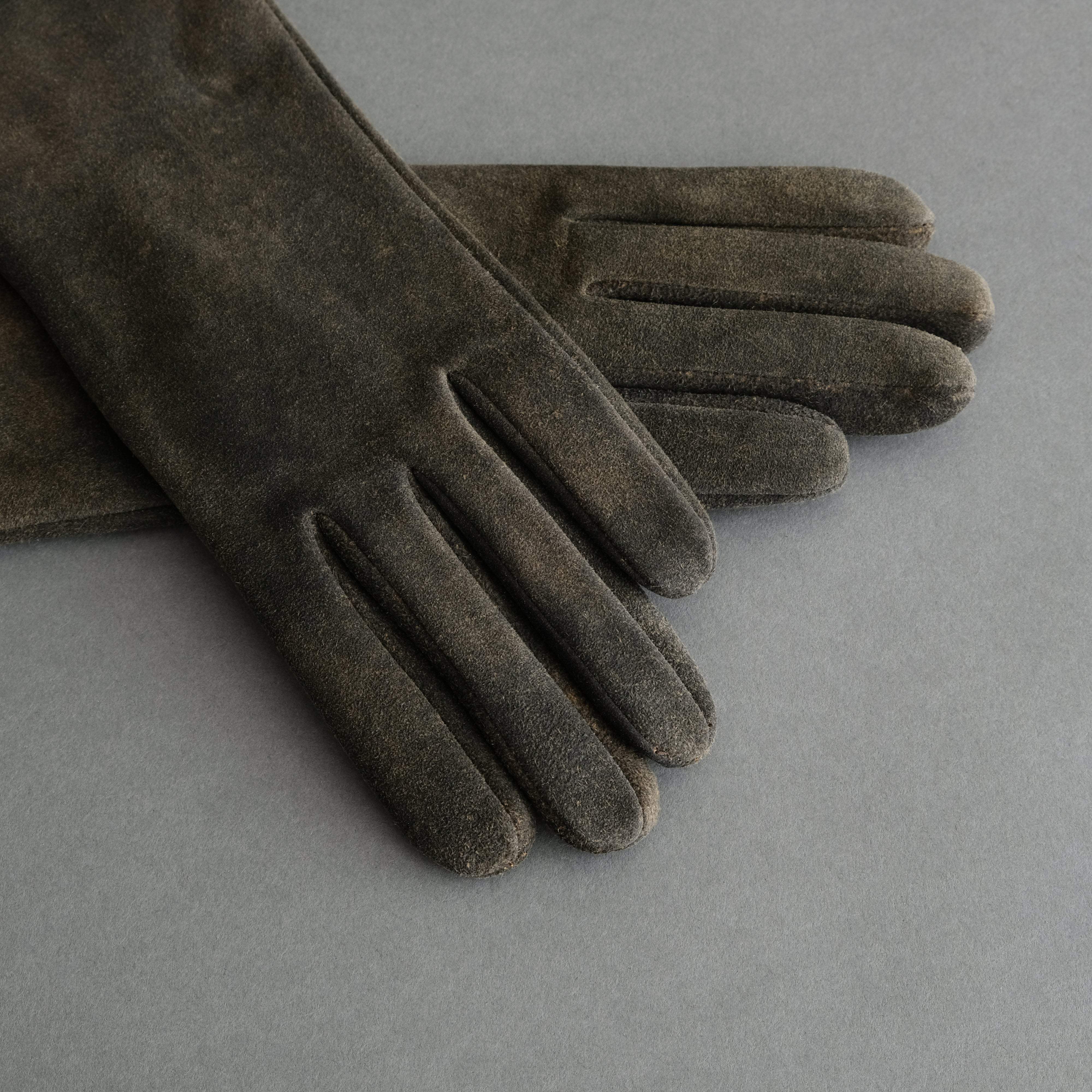 Ladies Gloves from Walnut Goatskin Suede Lined with Cashmere - TR Handschuhe Wien - Thomas Riemer Handmade Gloves