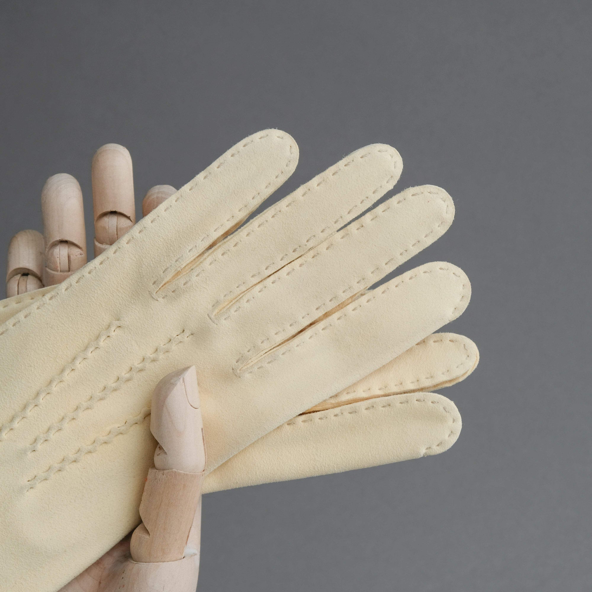 Ladies Hand Sewn Gloves From Unlined Doeskin - TR Handschuhe Wien - Thomas Riemer Handmade Gloves