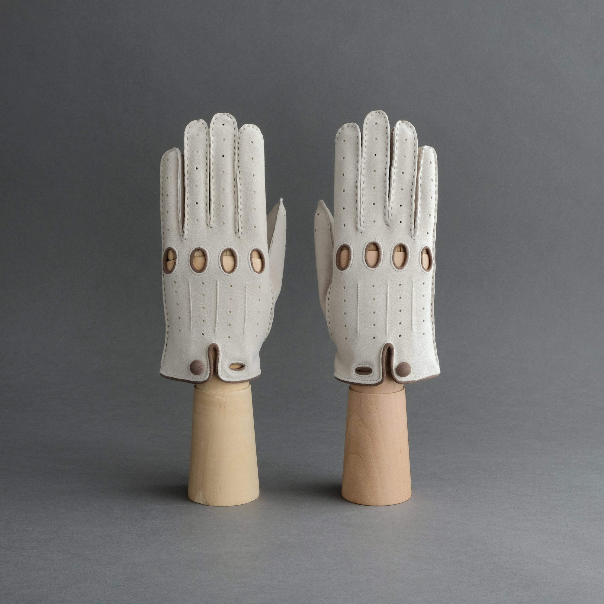 Ladies Unlined Driving Gloves From Ivory Reindeer Suede - TR Handschuhe Wien - Thomas Riemer Handmade Gloves