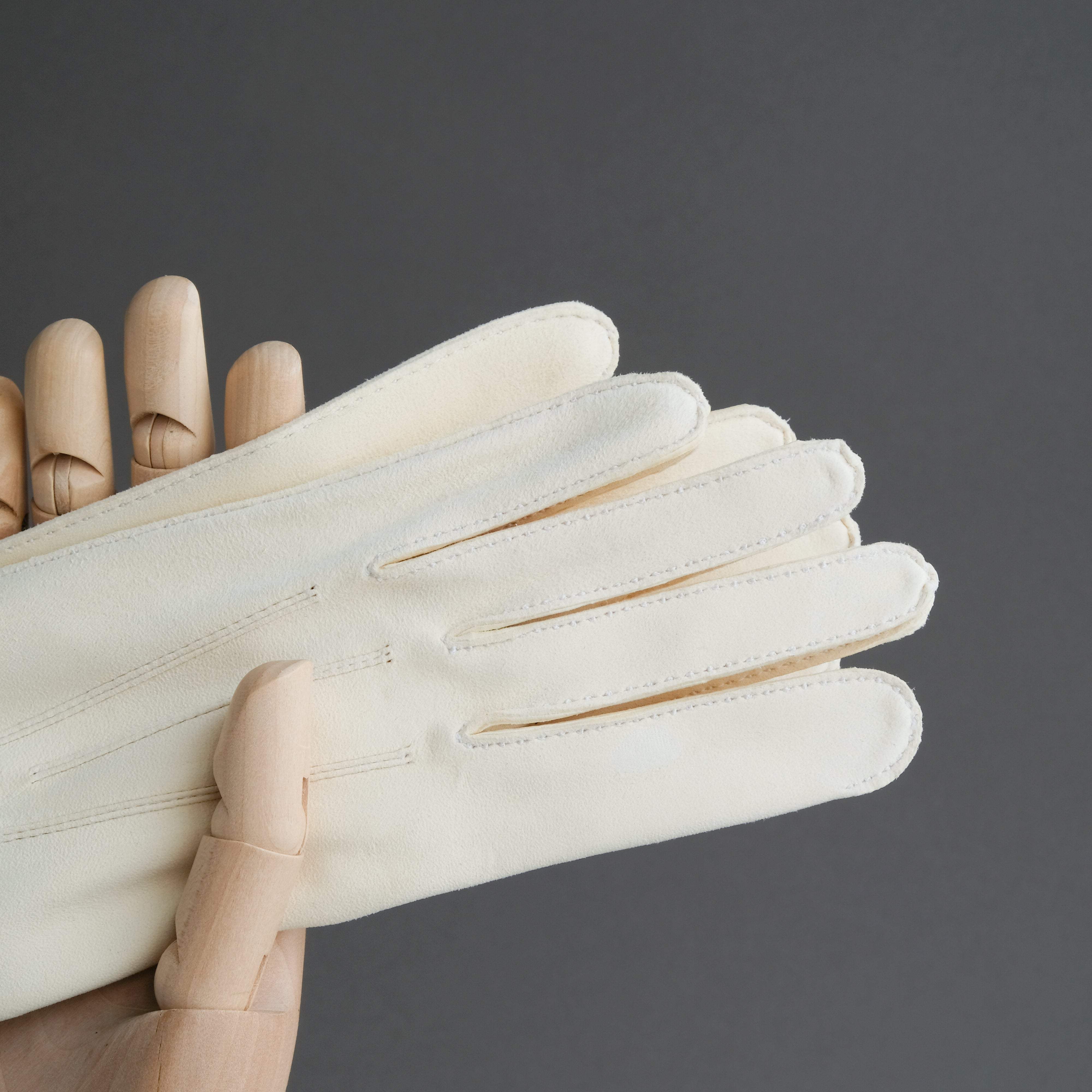 Ladies Wrist-Length Riding Gloves From Unlined Doeskin - TR Handschuhe Wien - Thomas Riemer Handmade Gloves